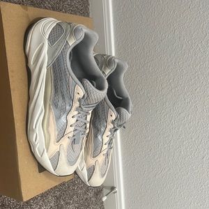 Yeezy 700 cream size 11